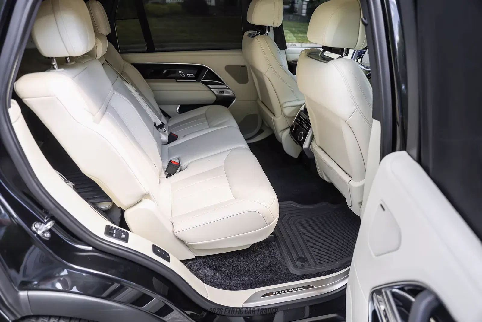 2025 Land Rover Range Rover SE LWB P530