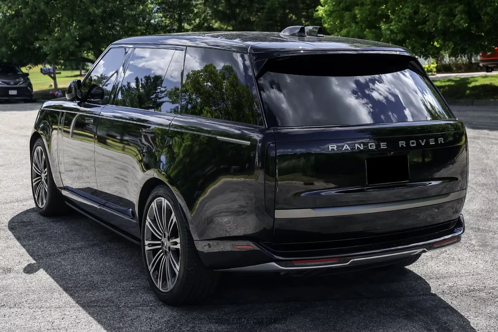 2025 Land Rover Range Rover SE LWB P530