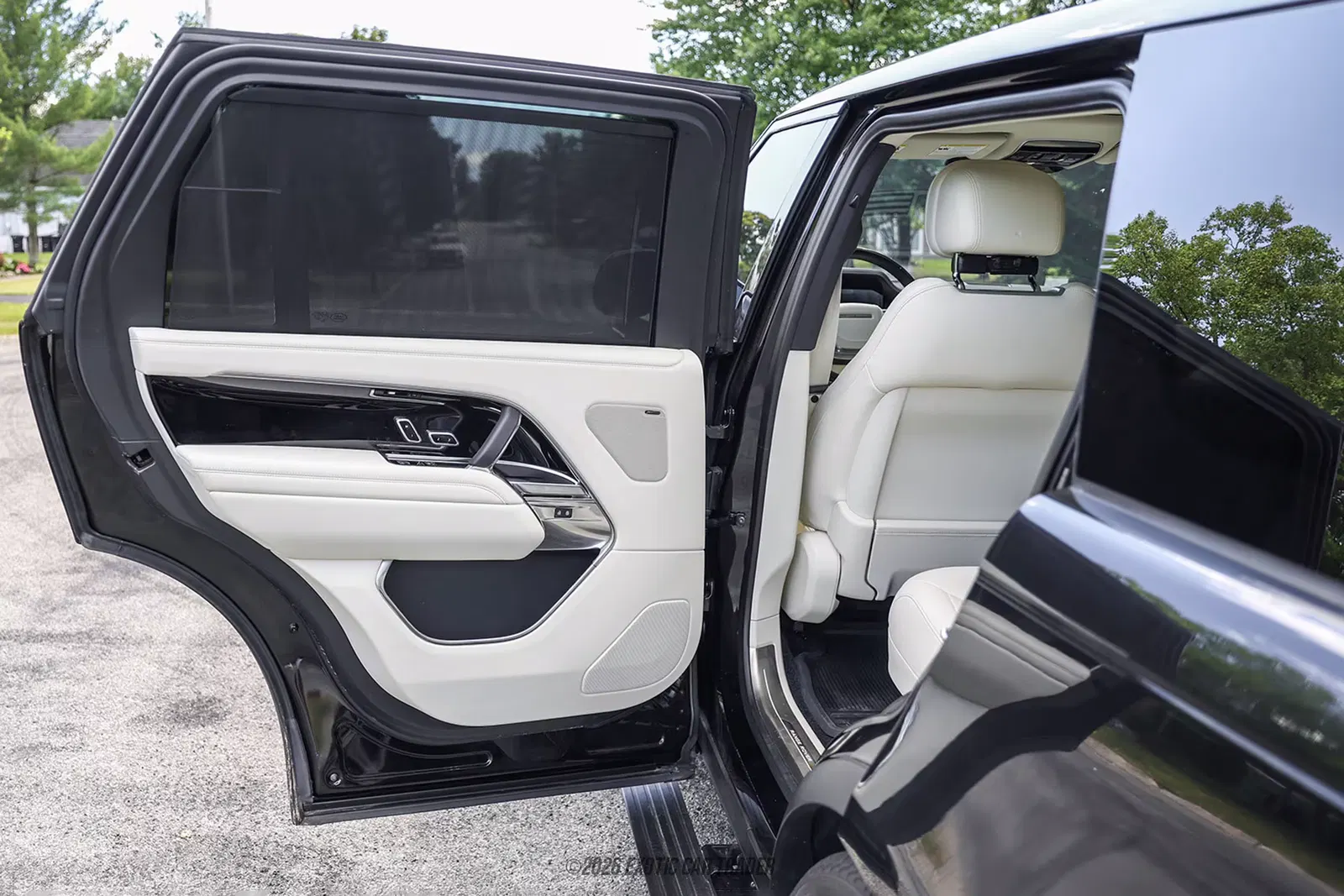 2025 Land Rover Range Rover SE LWB P530