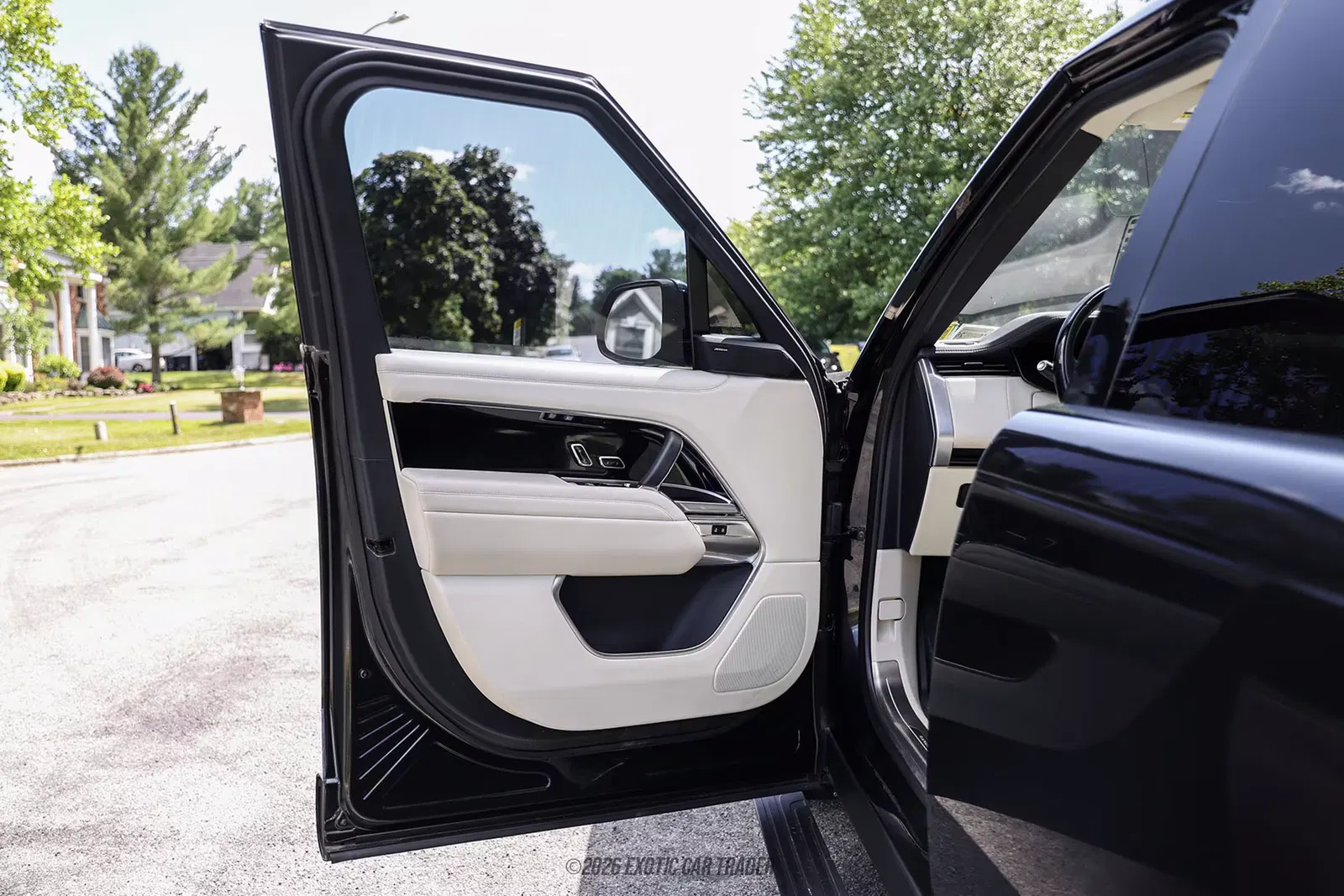 2025 Land Rover Range Rover SE LWB P530