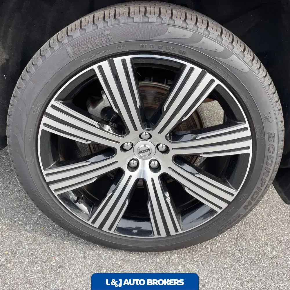 2023 Volvo XC90 T8 - Plus