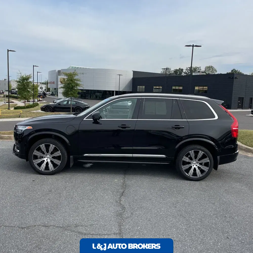 2023 Volvo XC90 T8 - Plus