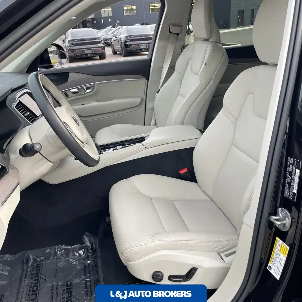 2023 Volvo XC90 T8 - Plus