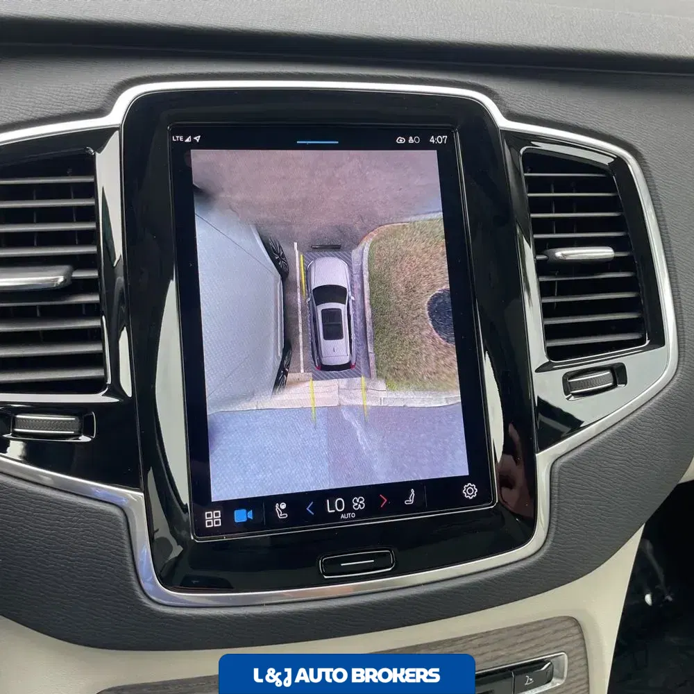 2023 Volvo XC90 T8 - Plus