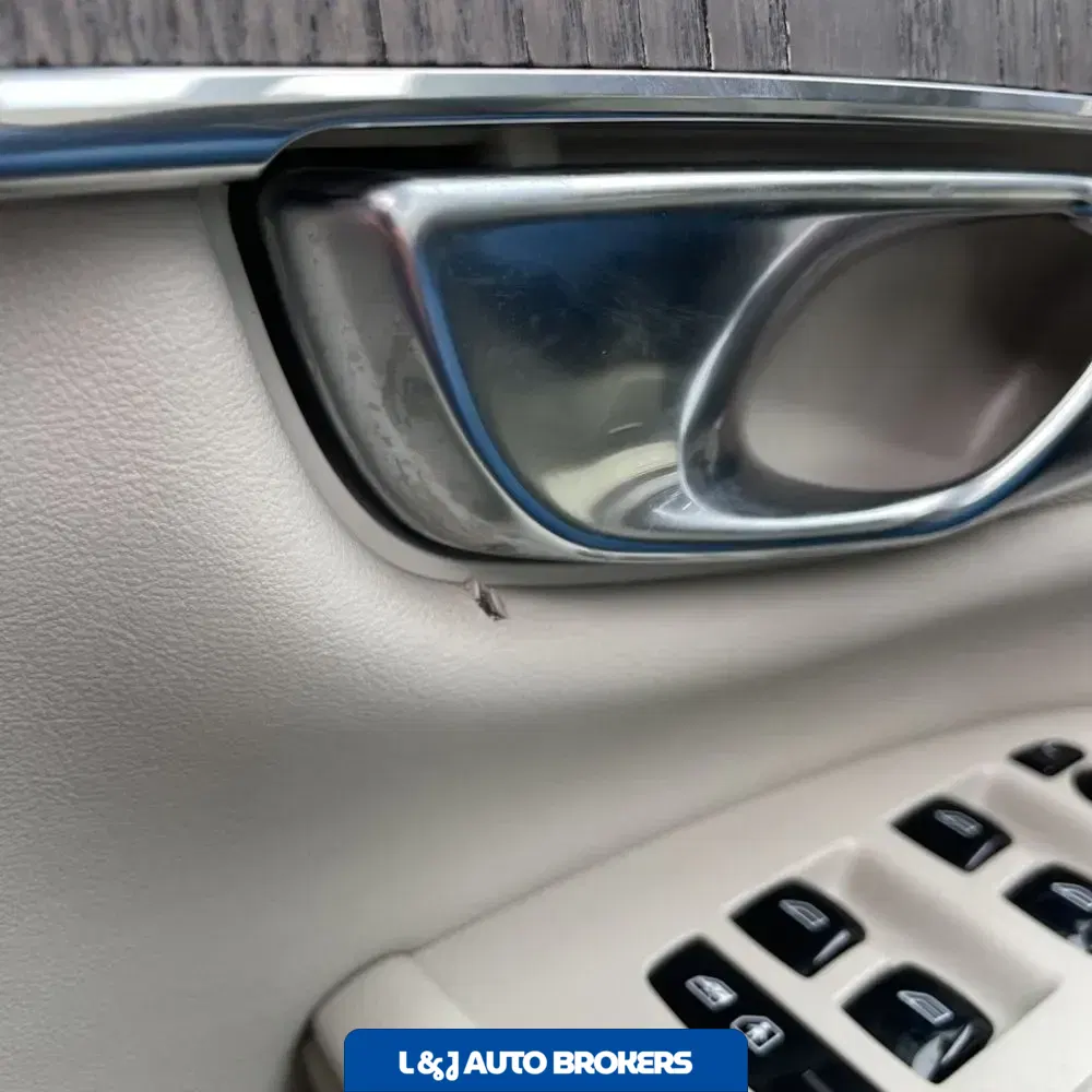 2023 Volvo XC90 T8 - Plus
