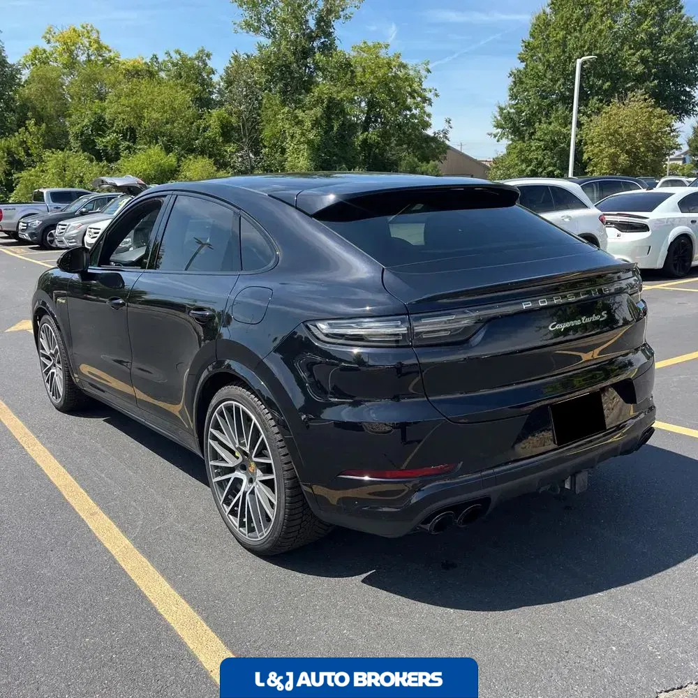2022 Porsche Cayenne Turbo S E-Hybrid Coupe