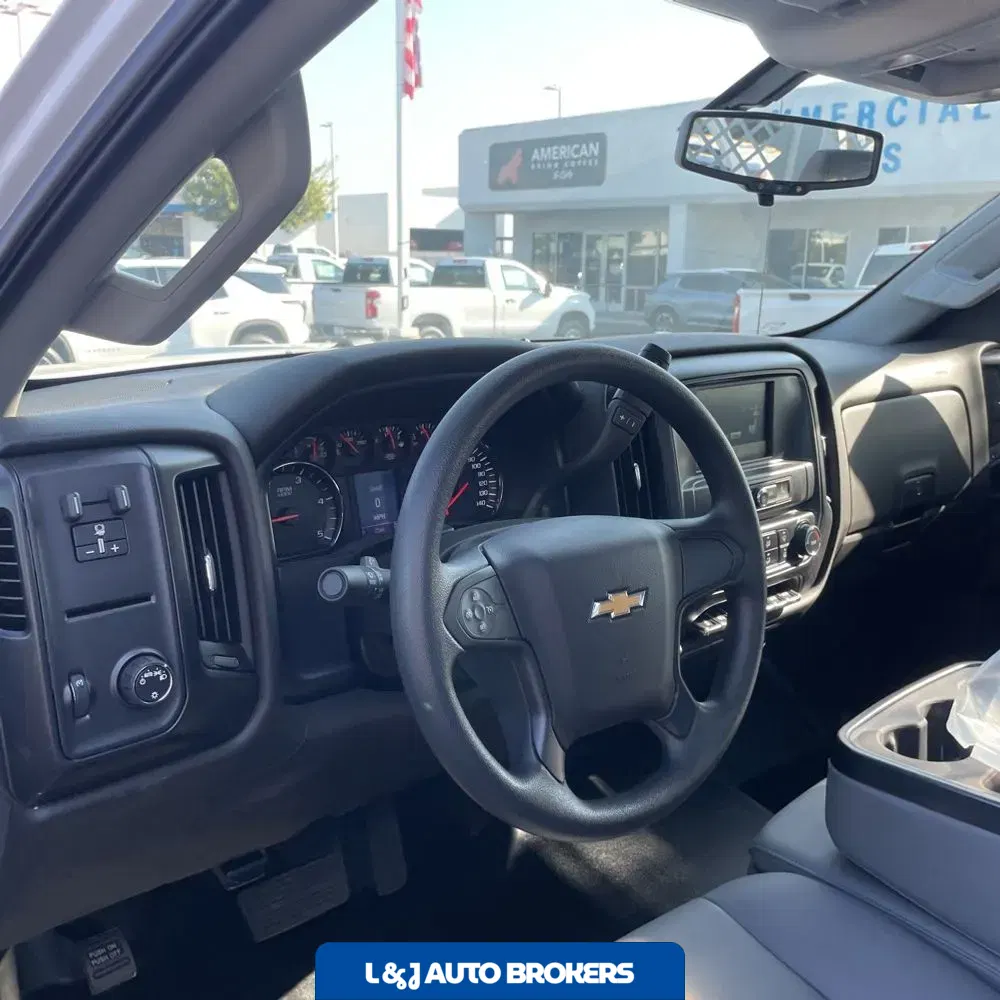 2023 Chevrolet Silverado 5500 W/T