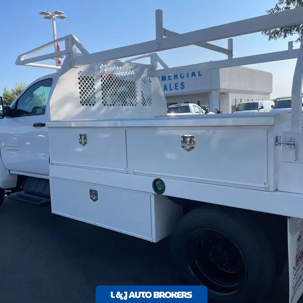 2023 Chevrolet Silverado 5500 W/T