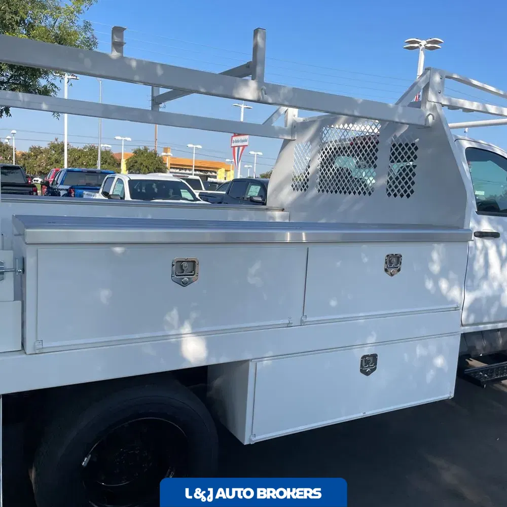 2023 Chevrolet Silverado 5500 W/T