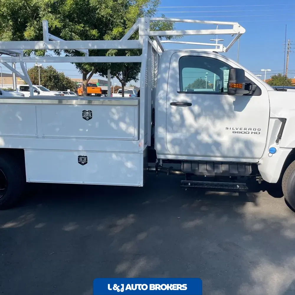 2023 Chevrolet Silverado 5500 W/T