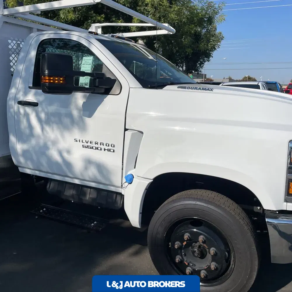 2023 Chevrolet Silverado 5500 W/T