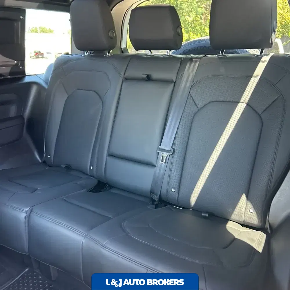 2025 Land Rover Defender 90 P400 X-Dynamic SE