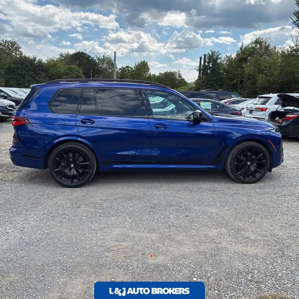 2023 BMW X7 M60i