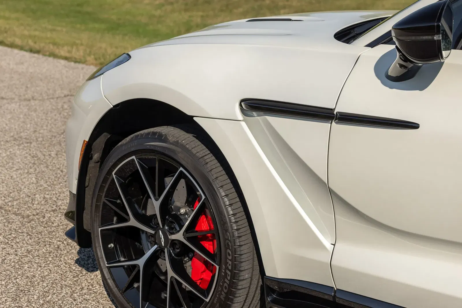 2025 Aston Martin DBX707