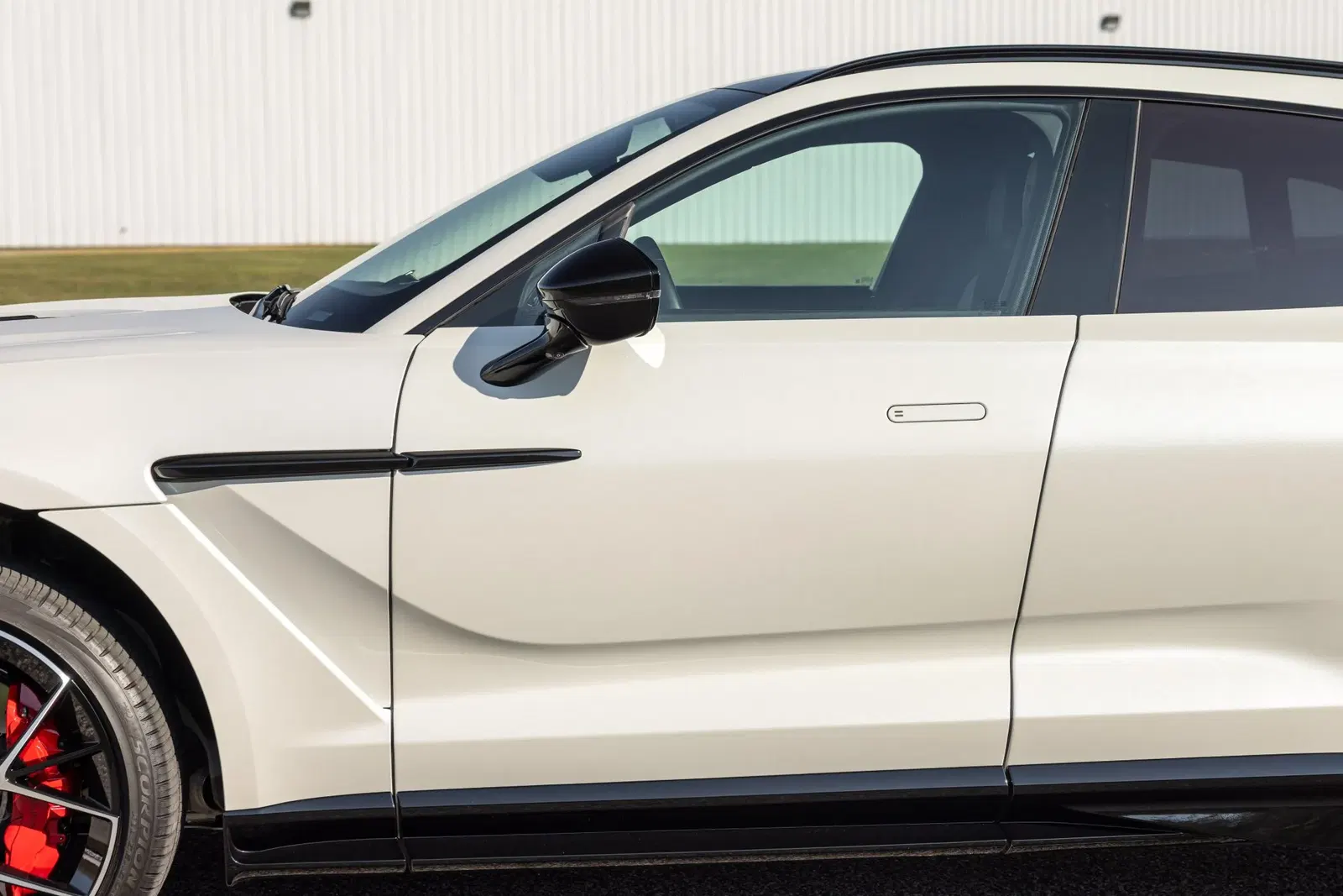2025 Aston Martin DBX707