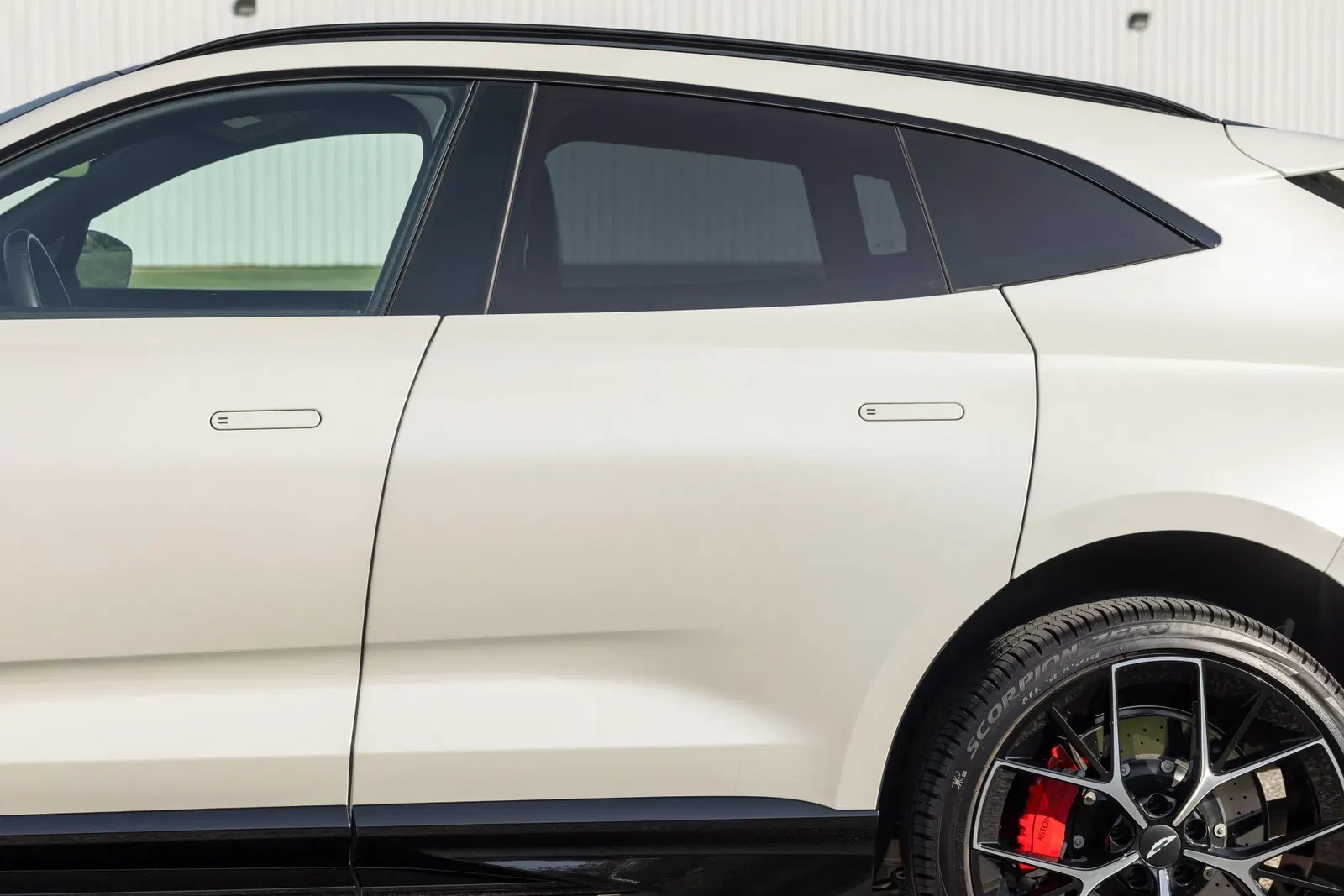2025 Aston Martin DBX707