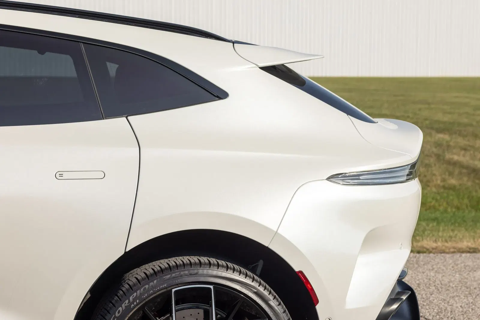 2025 Aston Martin DBX707