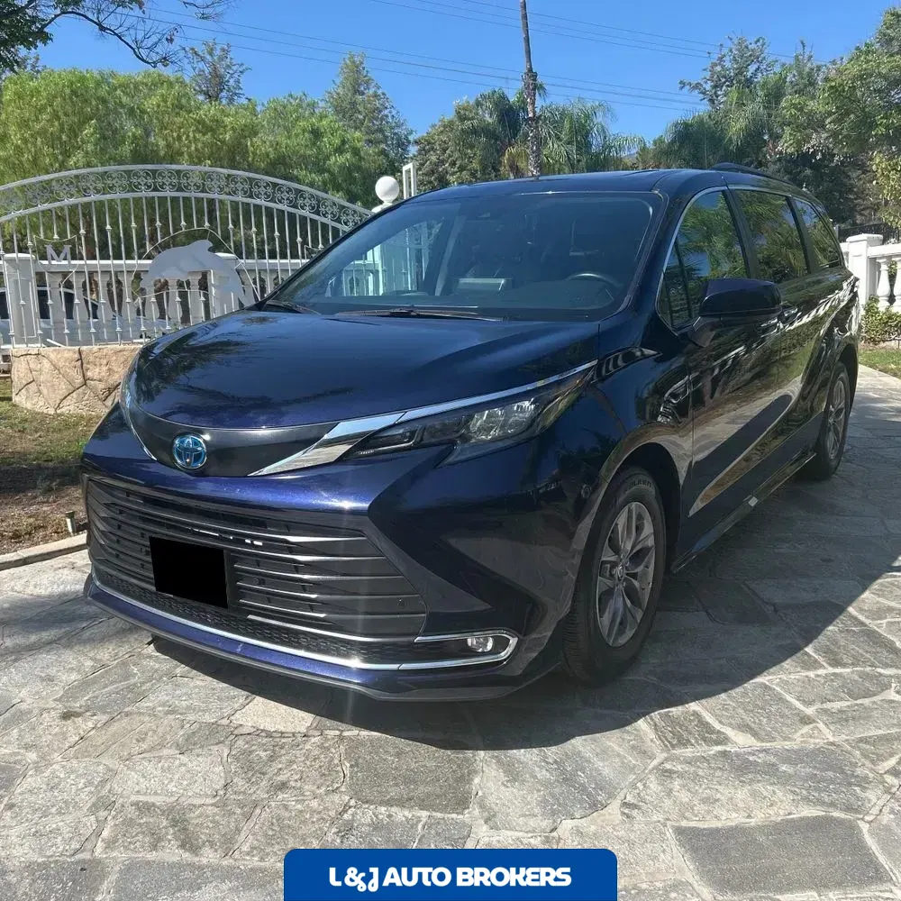 2024 Toyota Sienna XLE 8-Passenger