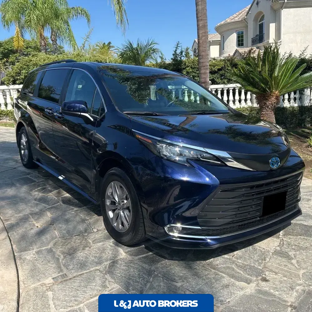 2024 Toyota Sienna XLE 8-Passenger